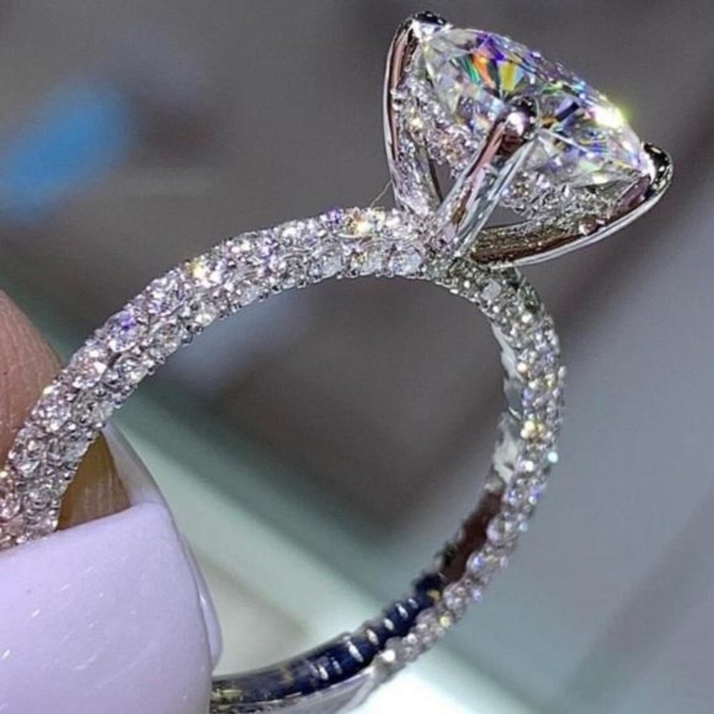 18K WHITE GOLD OVAL CUT  ENGAGEMENT, CUTE RING, SHINY RING.